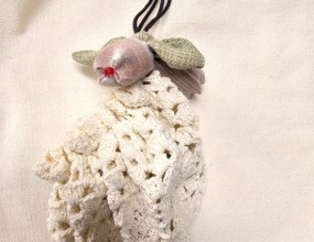 ﻿코바늘뜨기 스트링 파우치﻿가방에 메달아 악세사리처럼달고 다니며 실용성 있게 쓸수있는 이쁜 파우치 입니다. 연령때 상관없이 누구나 배울수 있는 재밌고 손쉬운코바늘뜨개 수업 입니다.손뜨개 수업은 매주 화요일 입니다.문의, 방문상담은031-271-7701 입니다. 