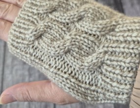 뜨개수업(핸드워머)﻿겨울에 필수인핸드워머 운전할때도&nbsp;외출시에도 간편한 착용으로 좋습니다.손뜨개수업은'매주 화요일 입니다.방문,상담시031-271-7701카톡 상담goldtree787 입니다.&nbsp;